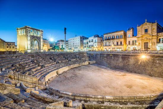 "Il Vecchio Salone" Appartamento In Pieno Centro Con Garage Privato Lecce Exterior photo